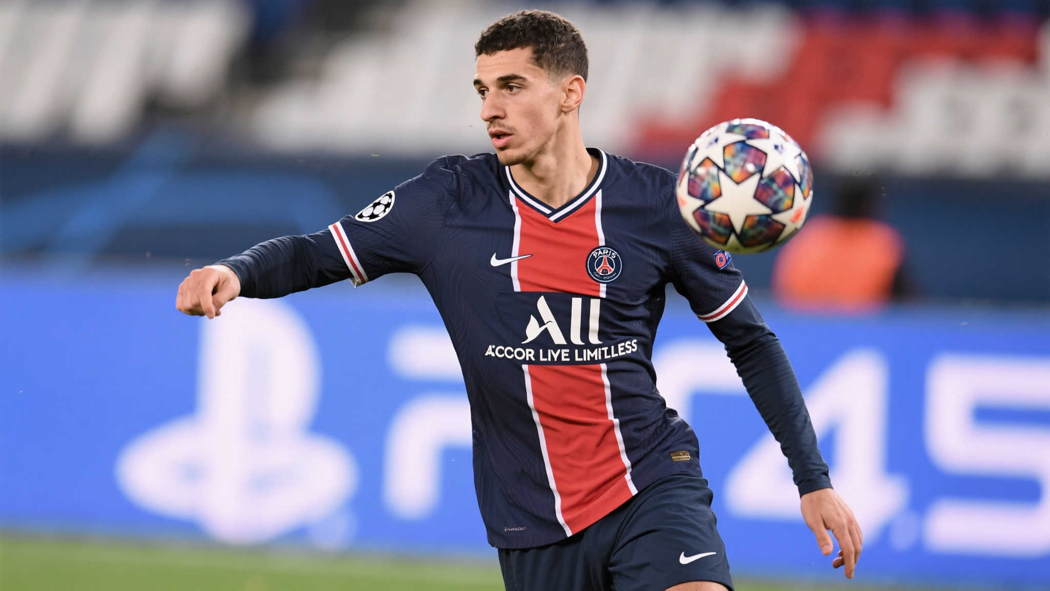 本赛季他的辉煌战绩，让人们重新审视他的价值。年仅2